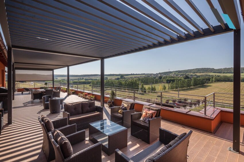Algarve bioklimatikus pergola Fixscreen oldalárnyékolóval
