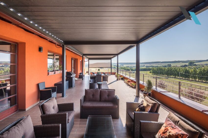 Algarve bioklimatikus pergola Fixscreen oldalárnyékolóval
