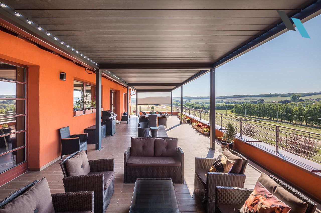 Algarve bioklimatikus pergola Fixscreen oldalárnyékolóval