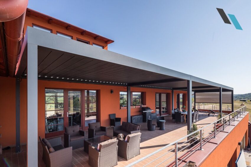 Algarve bioklimatikus pergola lovarda teraszán