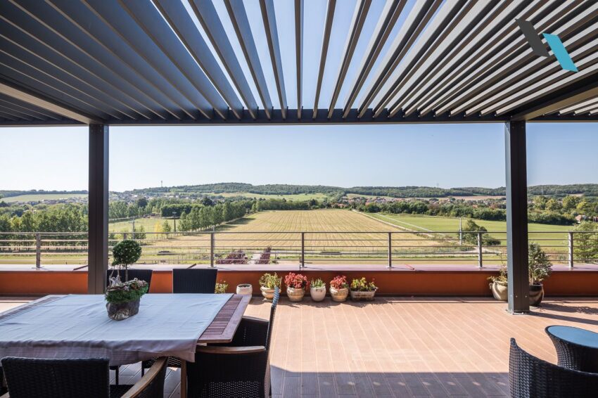 Algarve bioklimatikus pergola lovarda teraszán