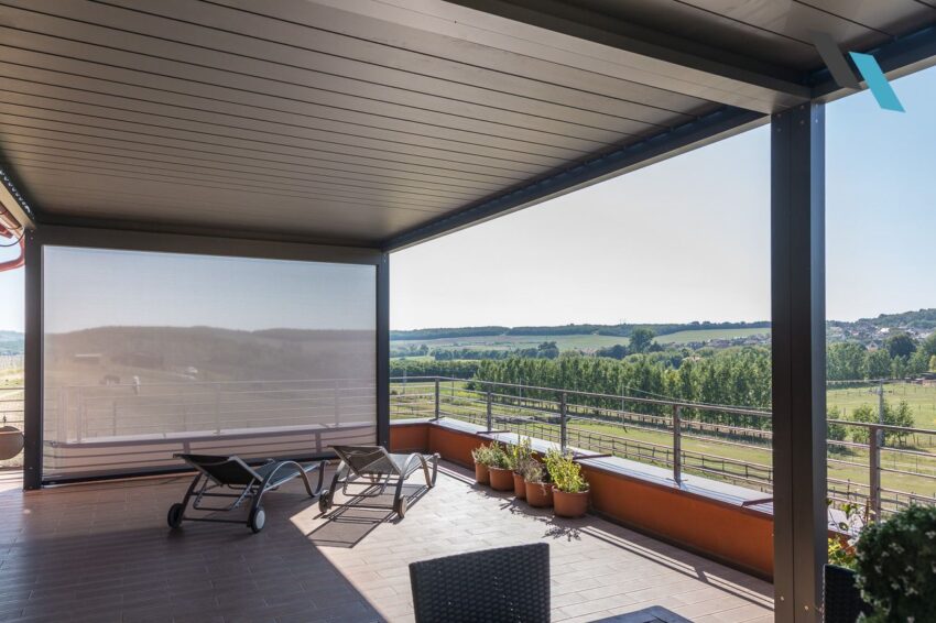 Algarve bioklimatikus pergola Fixscreen oldalárnyékolóval