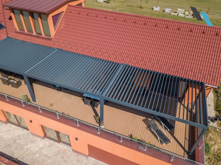 Algarve bioklimatikus pergola lovarda teraszán