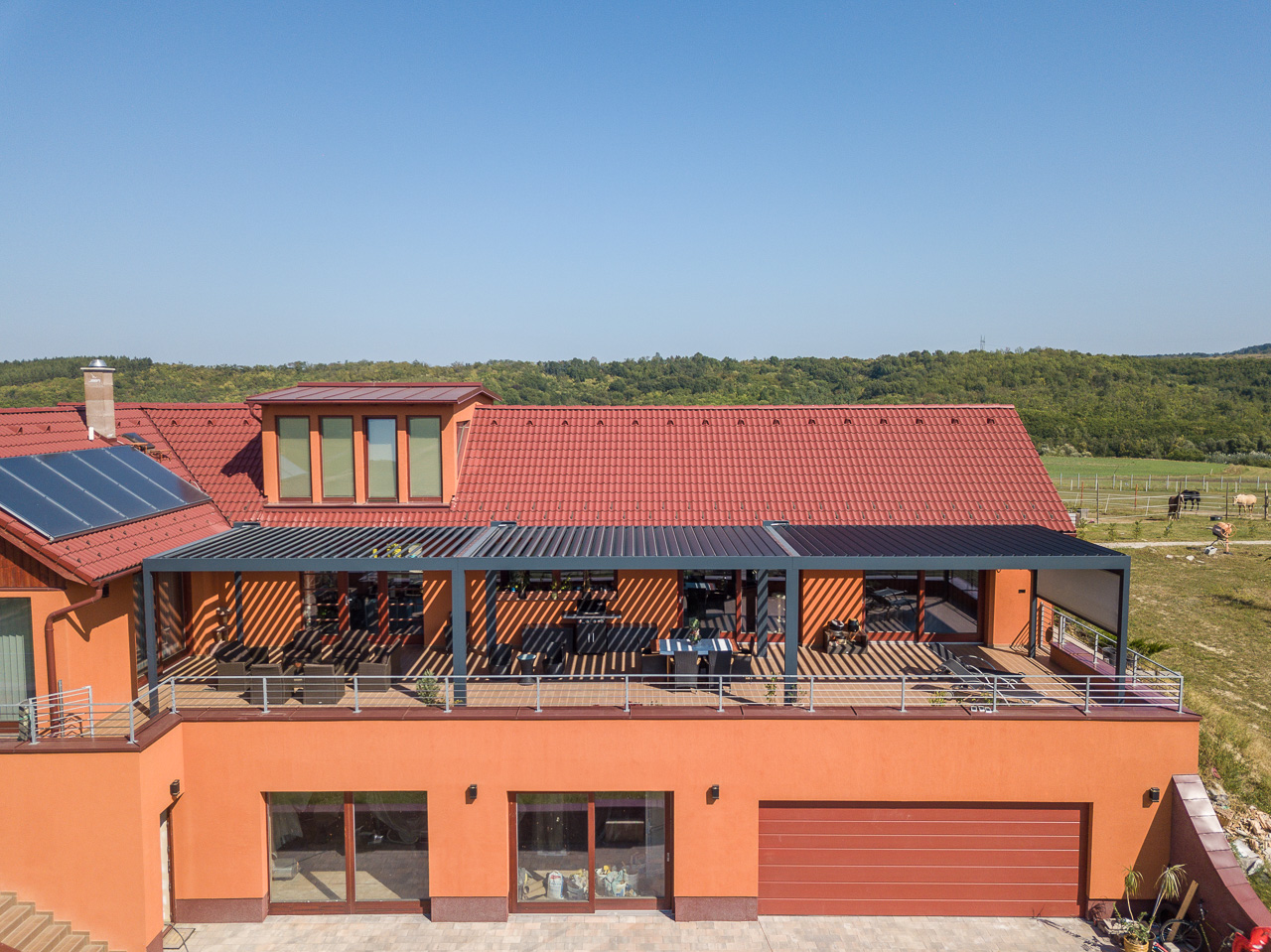 Algarve bioklimatikus pergola lovarda teraszán