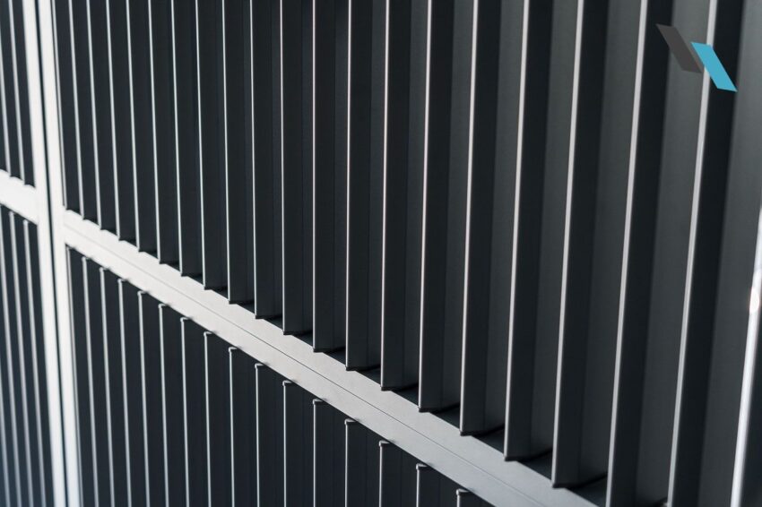Fix rögzítésű zsalugáter mozgatható lamellákkal, beltéri alkalmazással