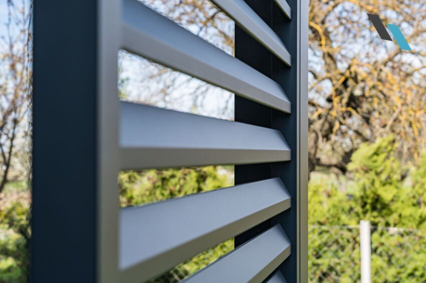 Fix rögzítésű zsalugáter terasz oldalzárására, fix lamellákkal