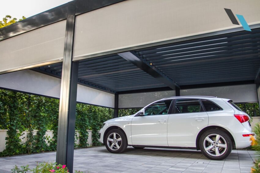 Camargue lamellás pergola autóbeálló Fixscreen oldalárnyékolóval
