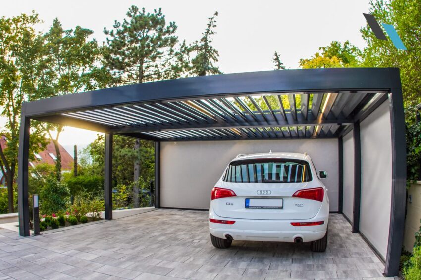 Camargue lamellás pergola autóbeálló Fixscreen oldalárnyékolóval