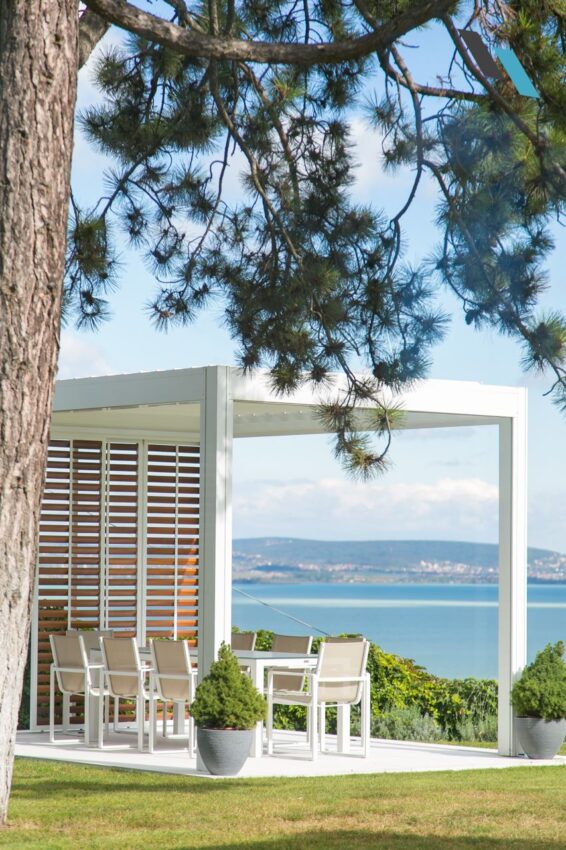 Camargue lamellás pergola oldalárnyékolókkal