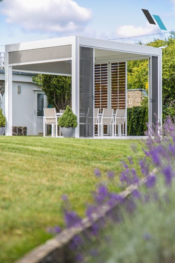 Camargue lamellás pergola oldalárnyékolókkal