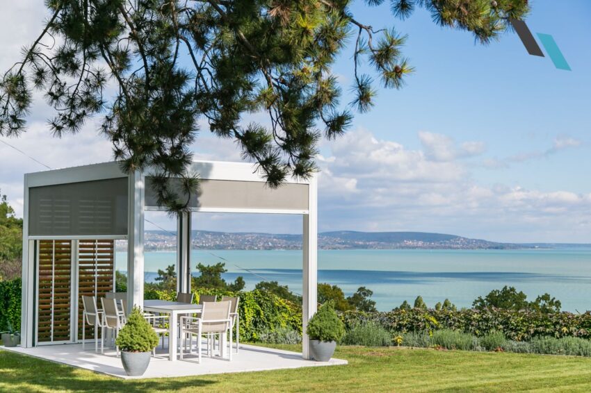 Camargue lamellás pergola oldalárnyékolókkal