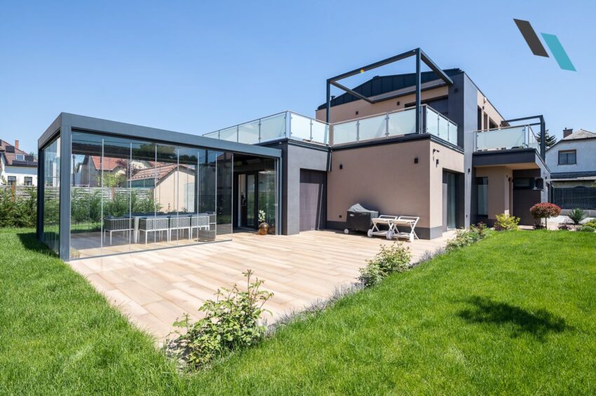 Skye bioklimatikus pergola és Qbus textiltetős pergola