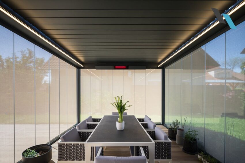 Skye bioklimatikus pergola, Fixscreen oldalárnyékolóval, lapozható üvegpanelekkel, integrált LED világítással és fűtőpanellel
