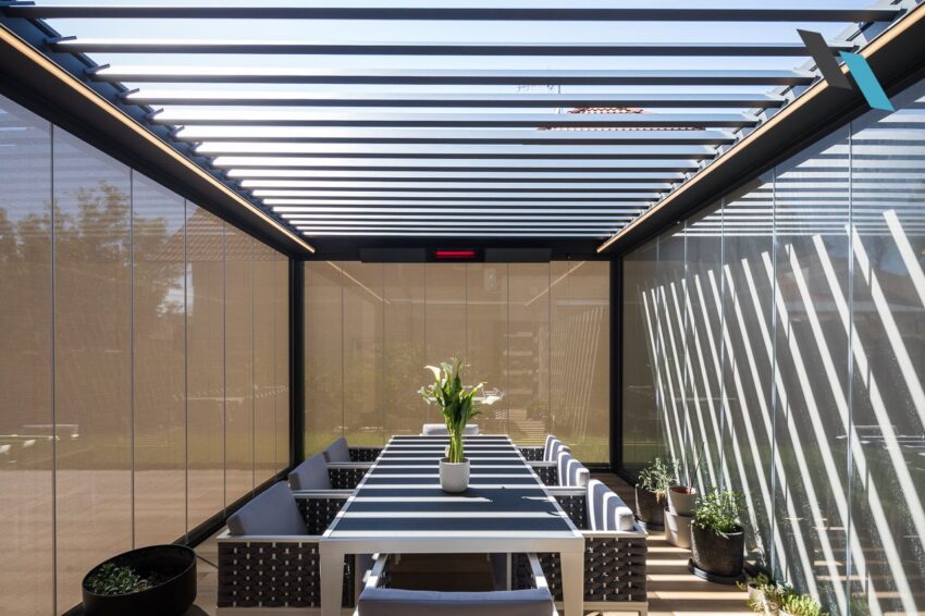 Skye bioklimatikus pergola, Fixscreen oldalárnyékolóval, lapozható üvegpanelekkel, integrált LED világítással és fűtőpanellel