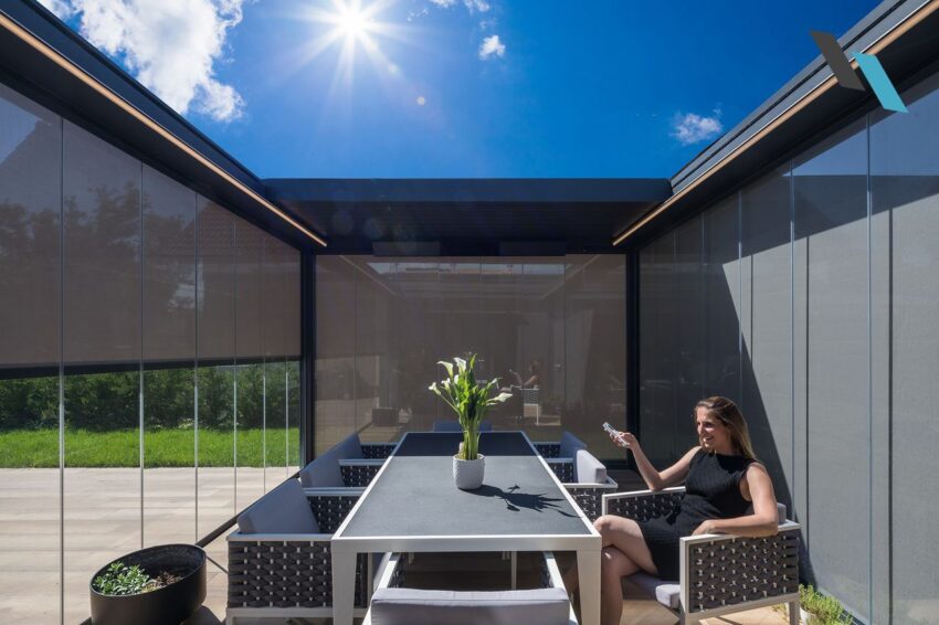 Skye bioklimatikus pergola, Fixscreen oldalárnyékolóval, lapozható üvegpanelekkel, integrált LED világítással és fűtőpanellel