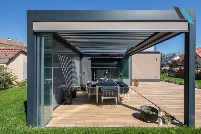 Skye bioklimatikus pergola Fixscreen oldalárnyékolóval