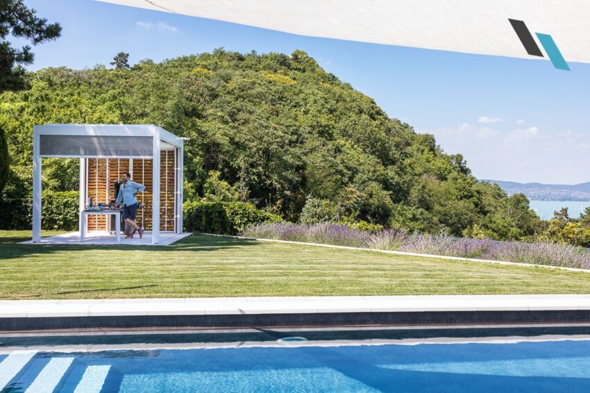 Camargue lamellás pergola oldalárnyékolókkal