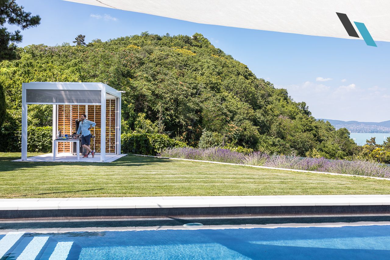 Camargue lamellás pergola oldalárnyékolókkal