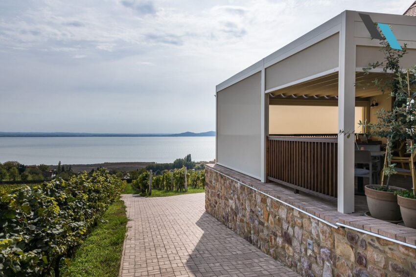Alumark Flat ponyvás pergola Fixscreen oldalárnyékolóval