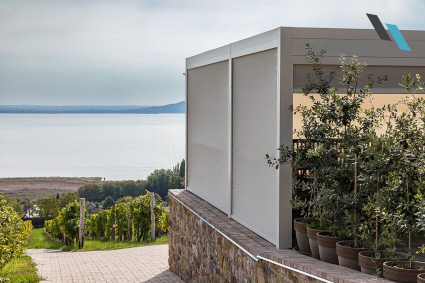 Alumark Flat ponyvás pergola Fixscreen oldalárnyékolóval