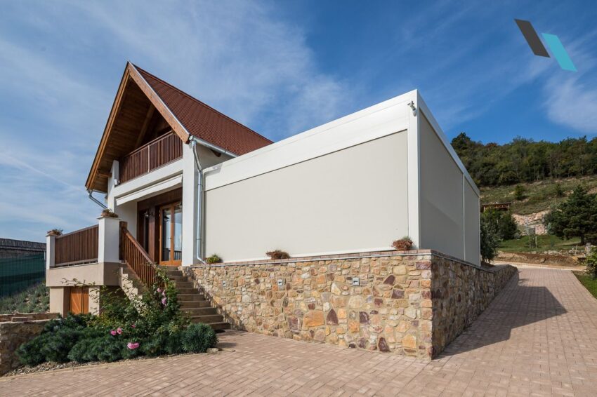 Alumark Flat ponyvás pergola Fixscreen oldalárnyékolóval