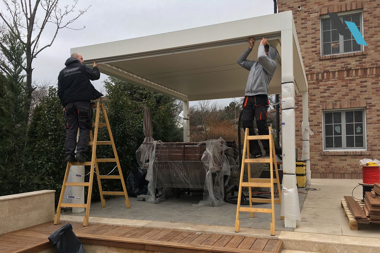 Camargue bioklimatikus pergola beépítése