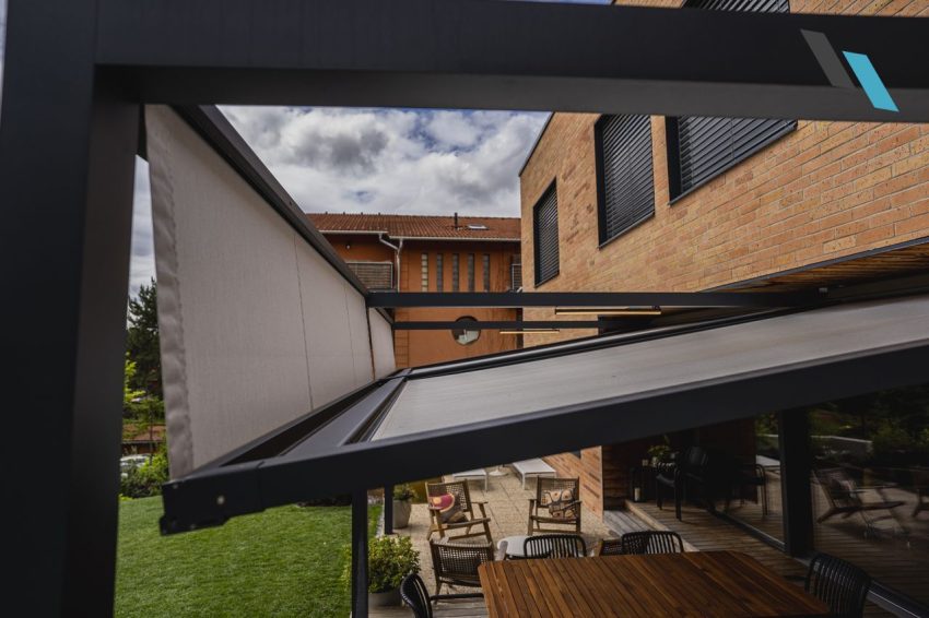 Qbus pergola függőleges árnyéktoldattal
