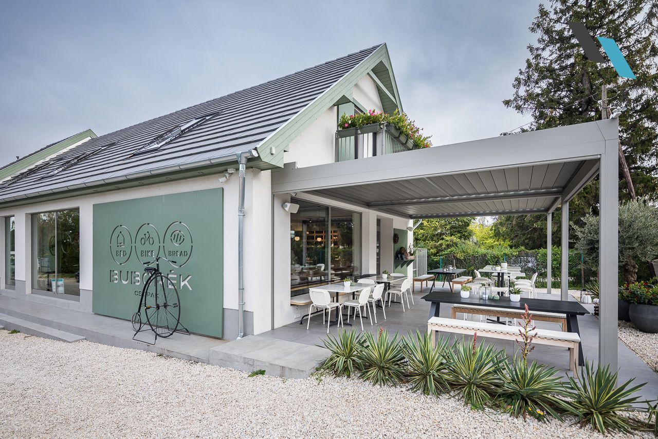 Lamellás pergola kávézó teraszán
