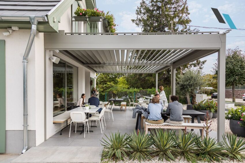 Lamellás pergola kávézó teraszán