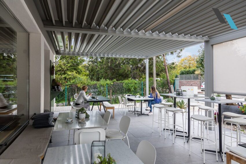 Lamellás pergola kávézó teraszán