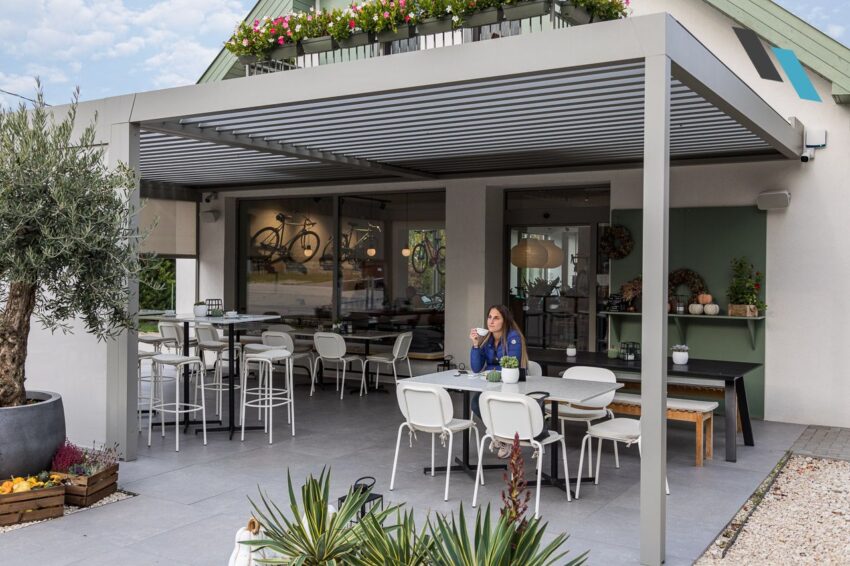 Lamellás pergola kávézó teraszán