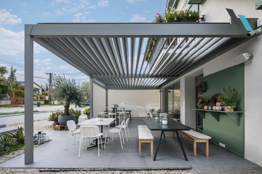 Lamellás pergola Fixscreen oldalárnyékolóval