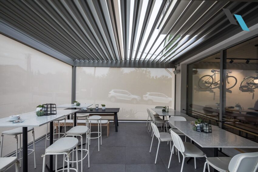 Lamellás pergola Fixscreen oldalárnyékolóval