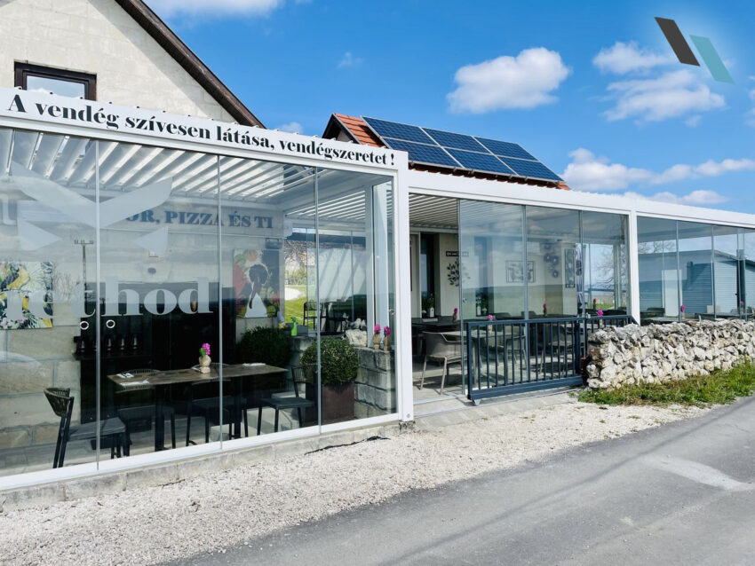 Lamellás pergola üvegfallal