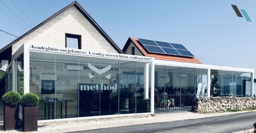 Lamellás pergola üvegfallal