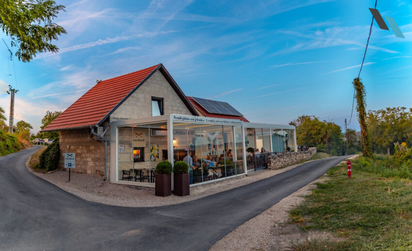Lamellás pergola üvegfallal