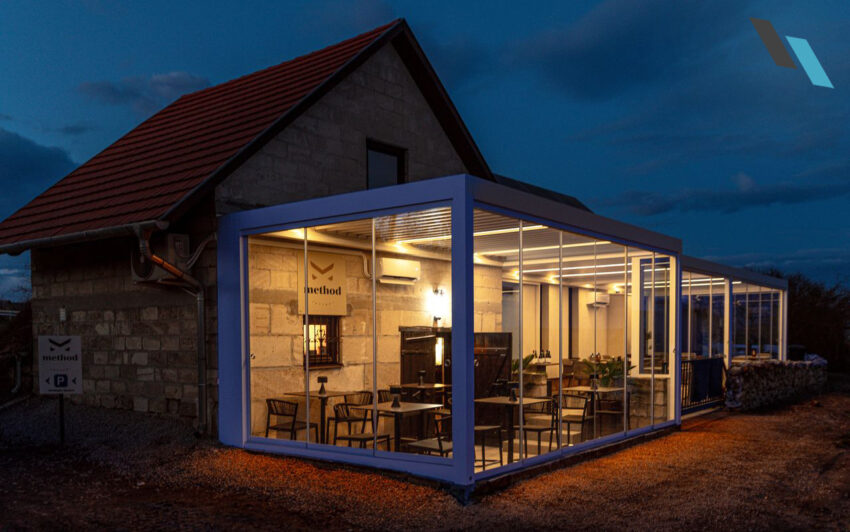 Lamellás pergola integrált LED világítással, üvegfallal