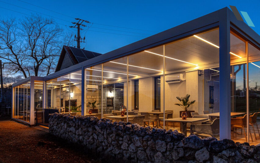 Lamellás pergola integrált LED világítással, üvegfallal