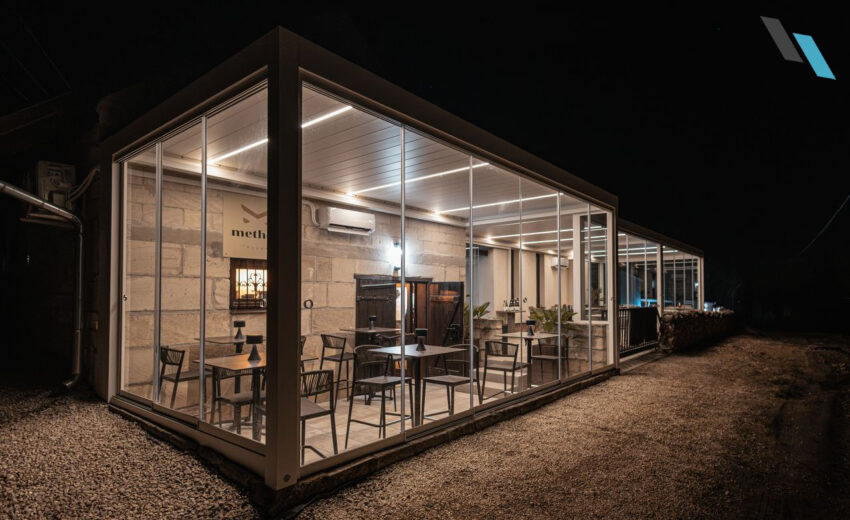 Lamellás pergola integrált LED világítással, üvegfallal