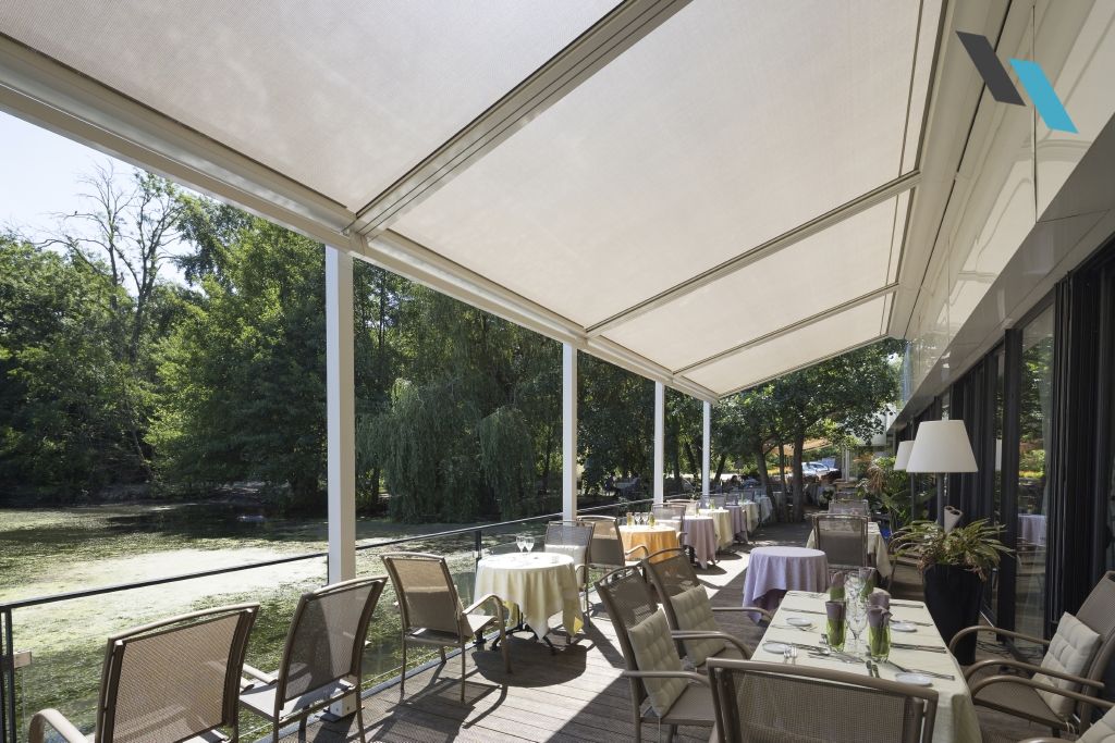 Lapure textiltetős pergola étterem teraszán